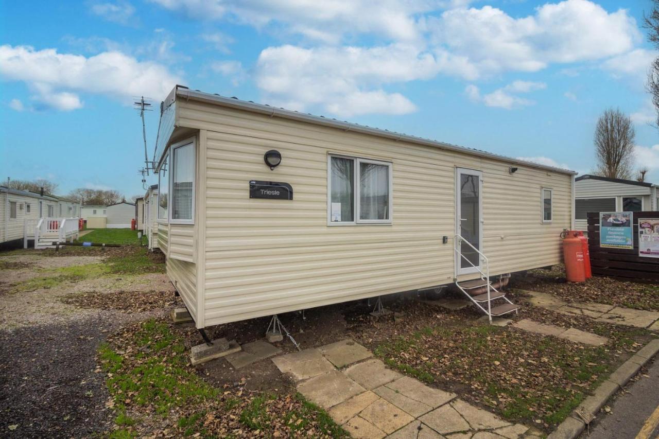 Lovely 4 Berth Holiday Home At Felixstowe Beach Holiday Park Ref 55008Yc Eksteriør bilde